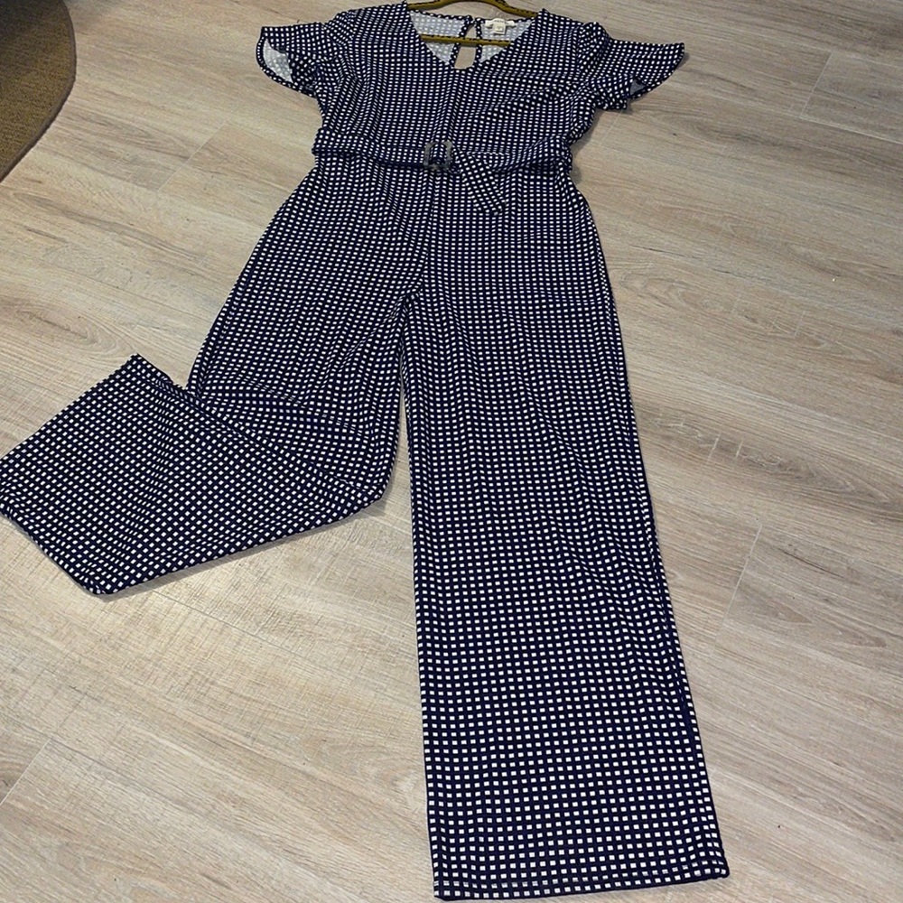 NWOT WIDE LEGS AND FLUTTER SLEEVES JUMPSUIT